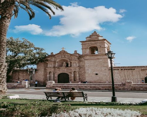 couple walking calmly in a local park in Arequipa